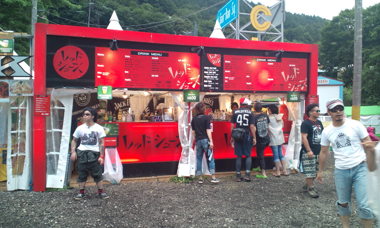 レッドシューズ。例年定位置だったカーマがなくなりました。客引きが多い。