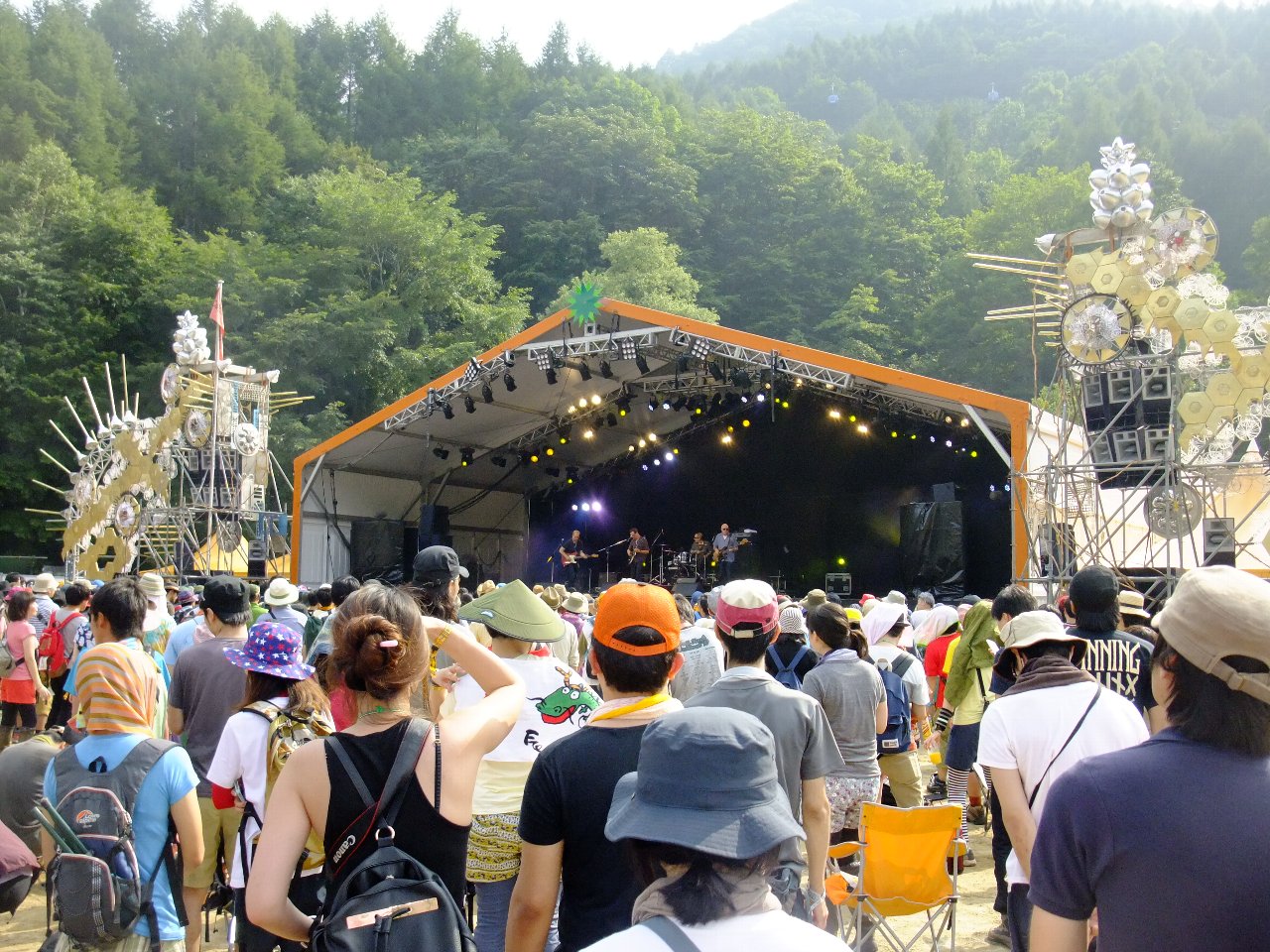 ライブハウスの野外版のようなオレンジコート。