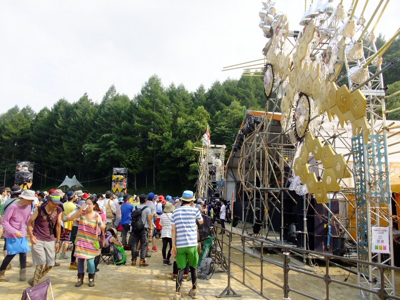 ステージ横から。