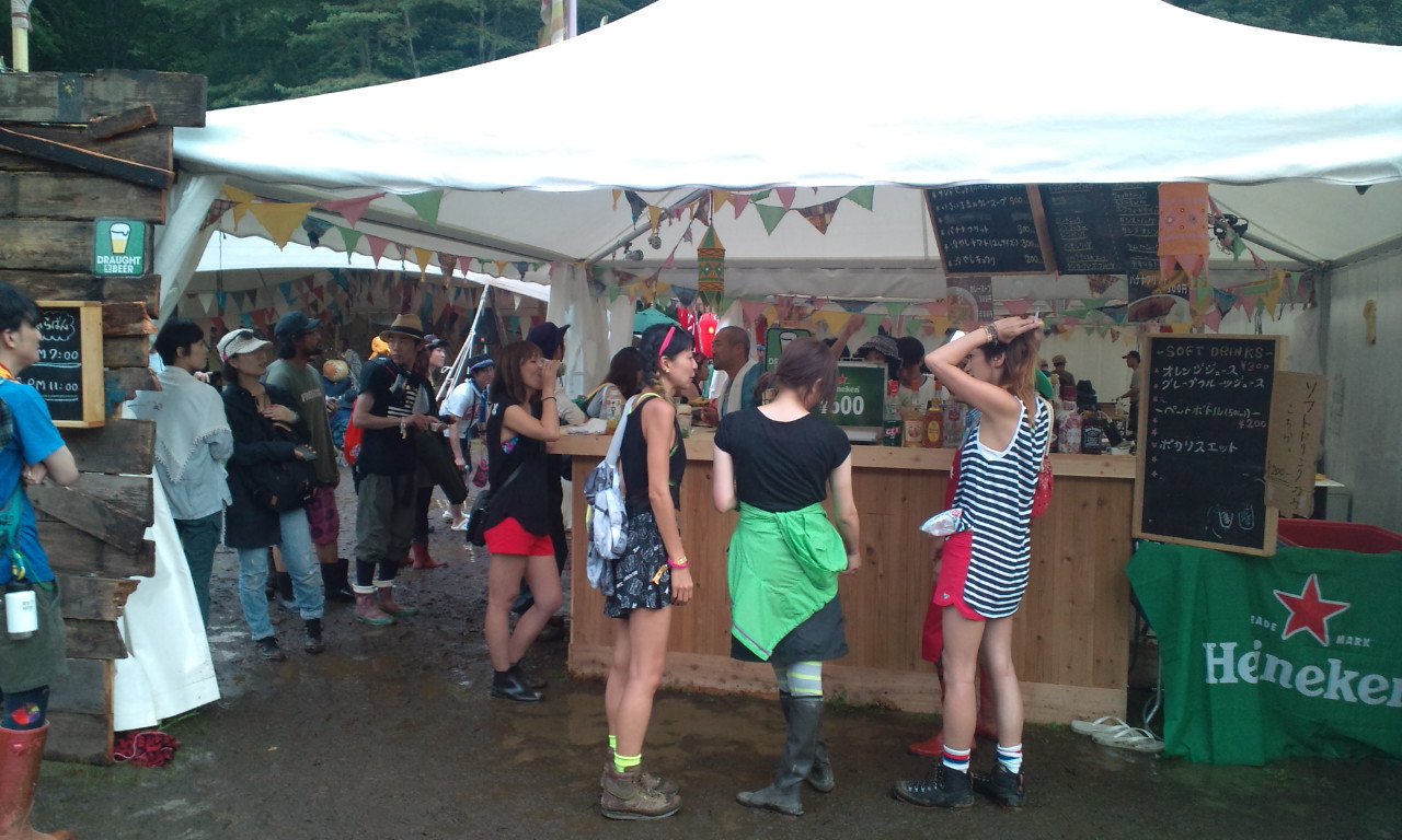 カフェドパリ横の飲食店。