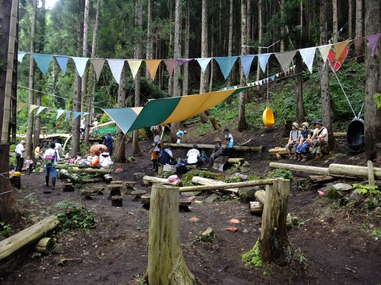 広場を確保するため、木は何本か切られていますが、別の場所でどこかに使われたとみられます。
