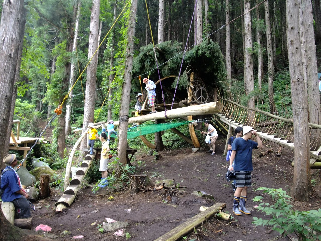 森の遊具。
