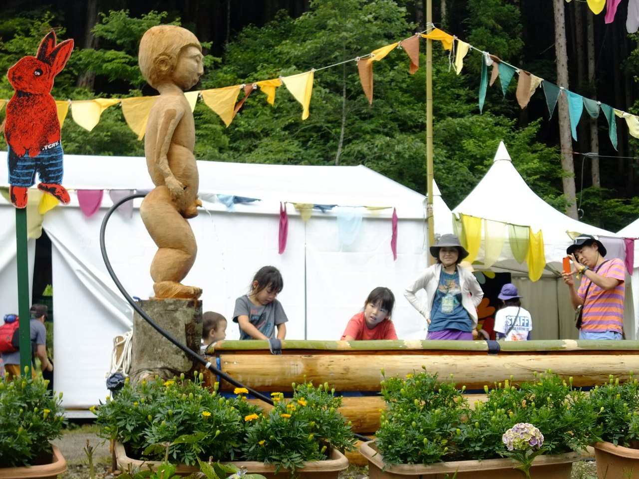 プールの水は小便小僧から出てきます。今年から登場ですが、雨で寒かったのでプールの子どもは少なかった。