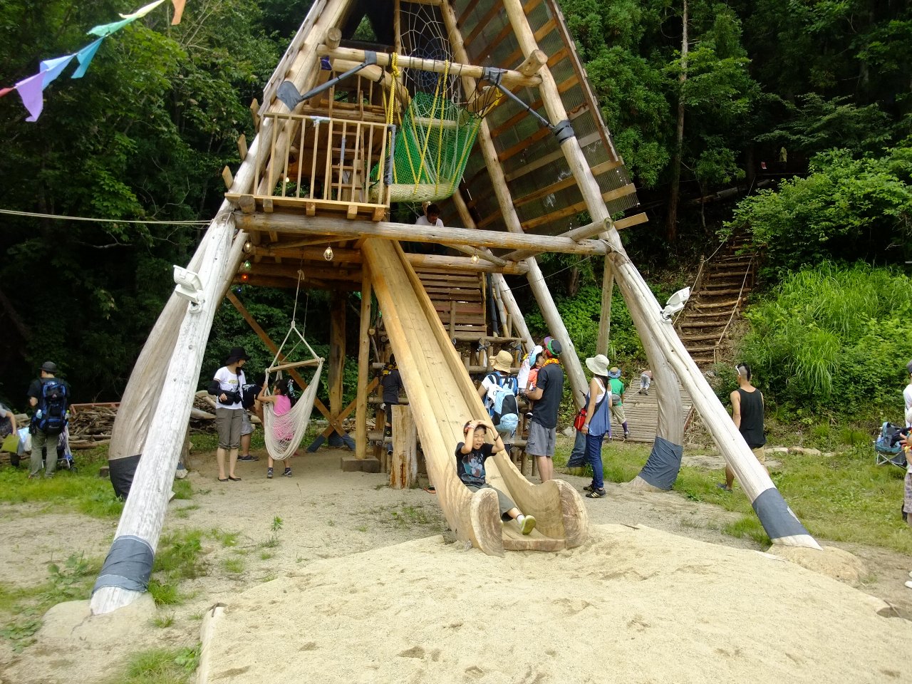 支柱は根元の曲がり具合から現地の木を利用しているようです。