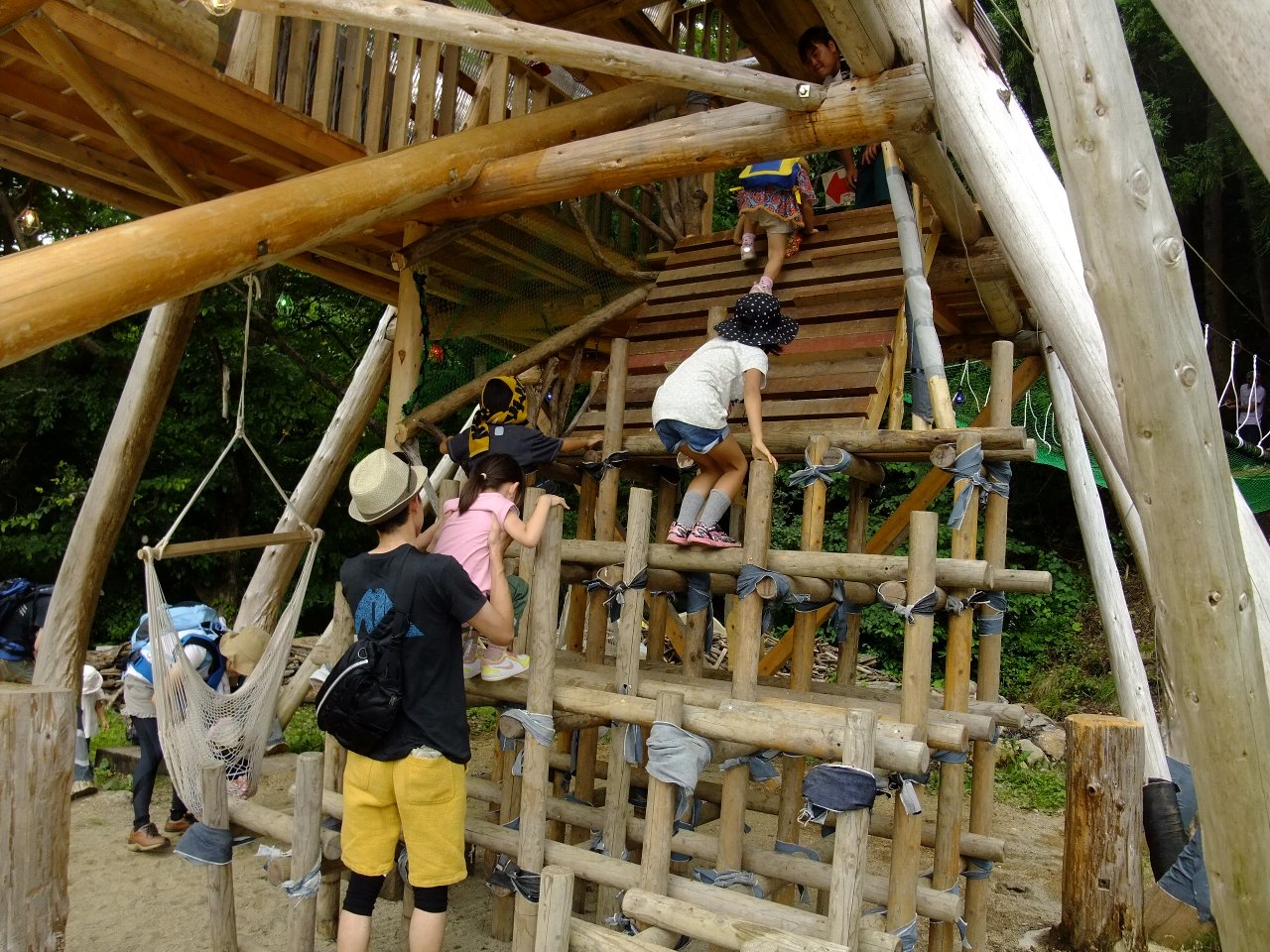 ジャングルジム上の階段。