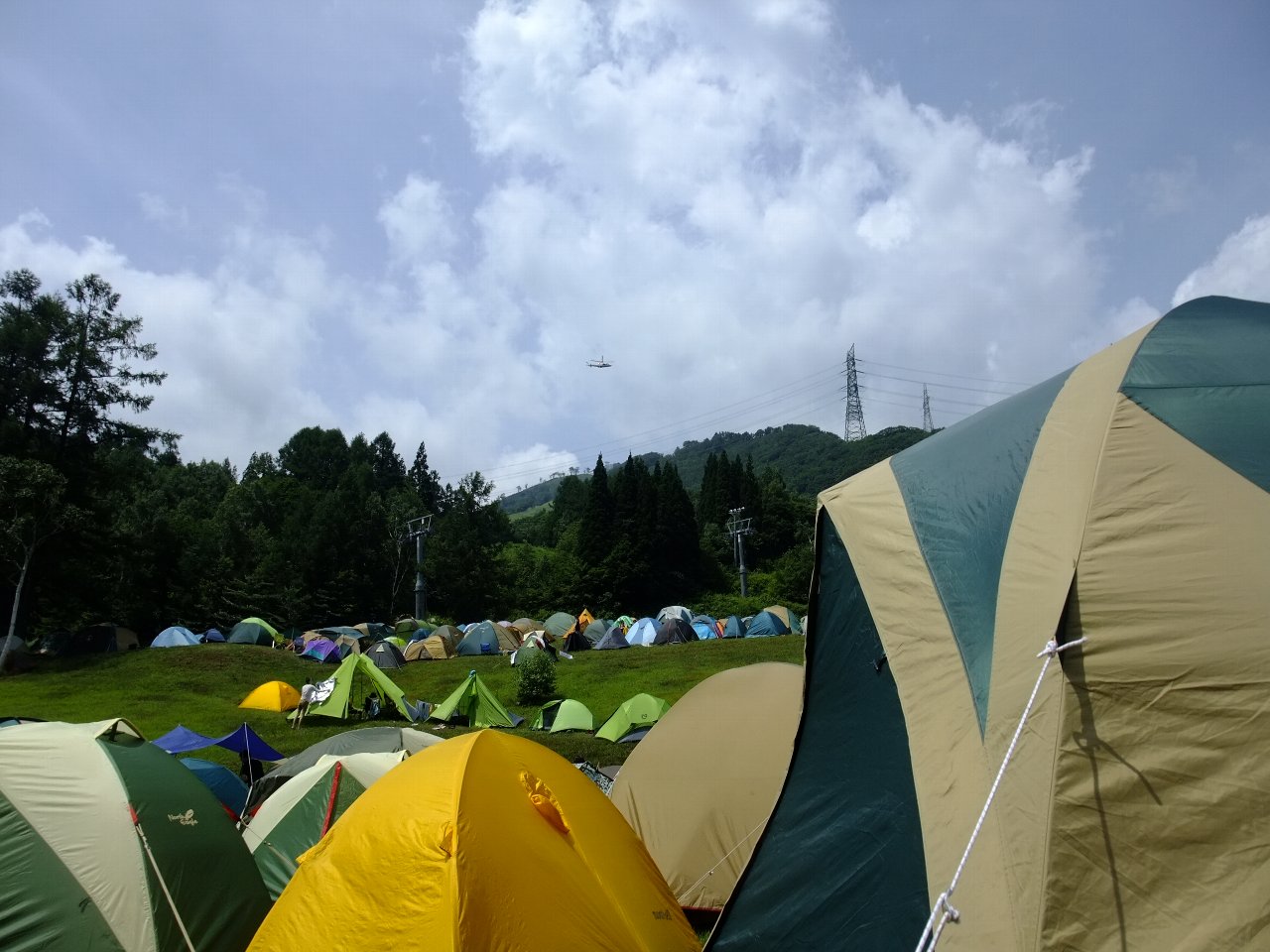 初日の朝、写真撮影らしきヘリコプターが飛んでいました。