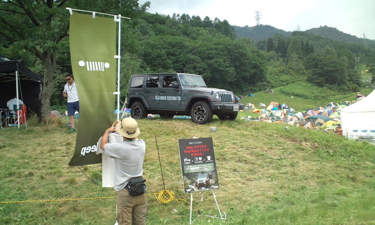 ジープの現物展示。