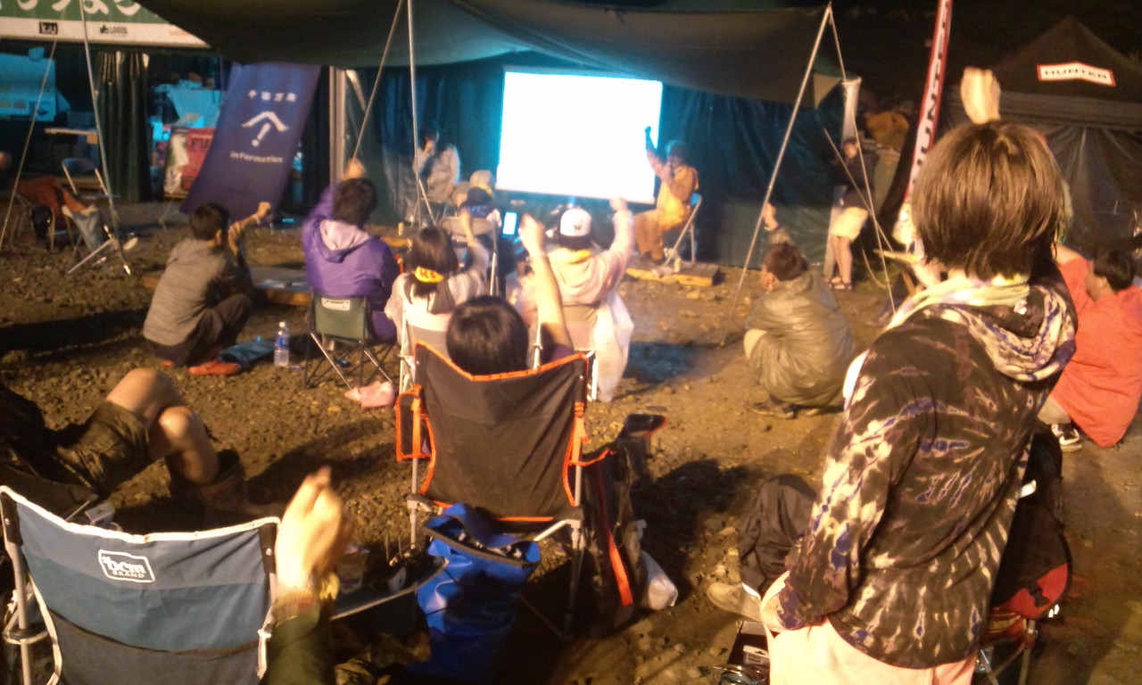 土曜の深夜によろず相談所前で開かれる日曜のガイド。通俗化したアーティストにはほとんど触れられない傾向があります。