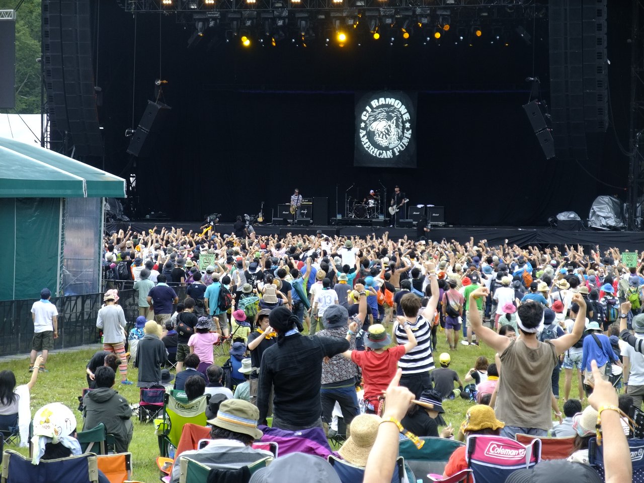 「電撃バップ」を早々と2曲目にやっていました。