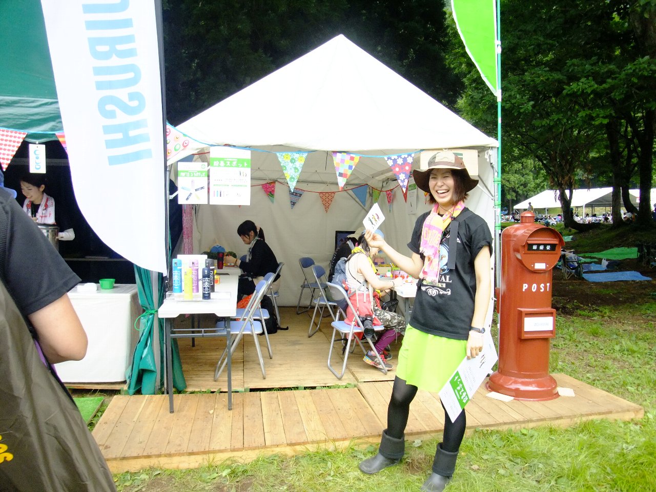 会場外へ本当にはがきが出せます。