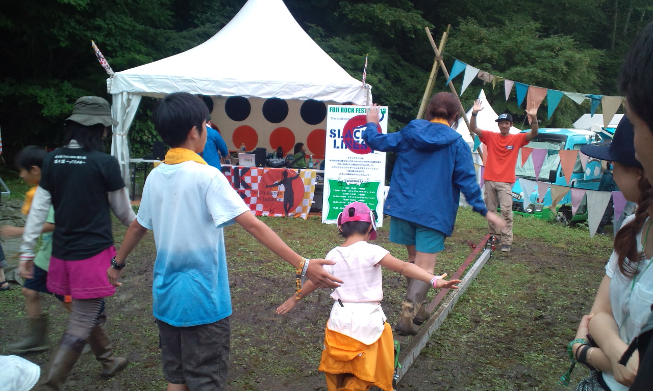 客が参加する綱渡り。