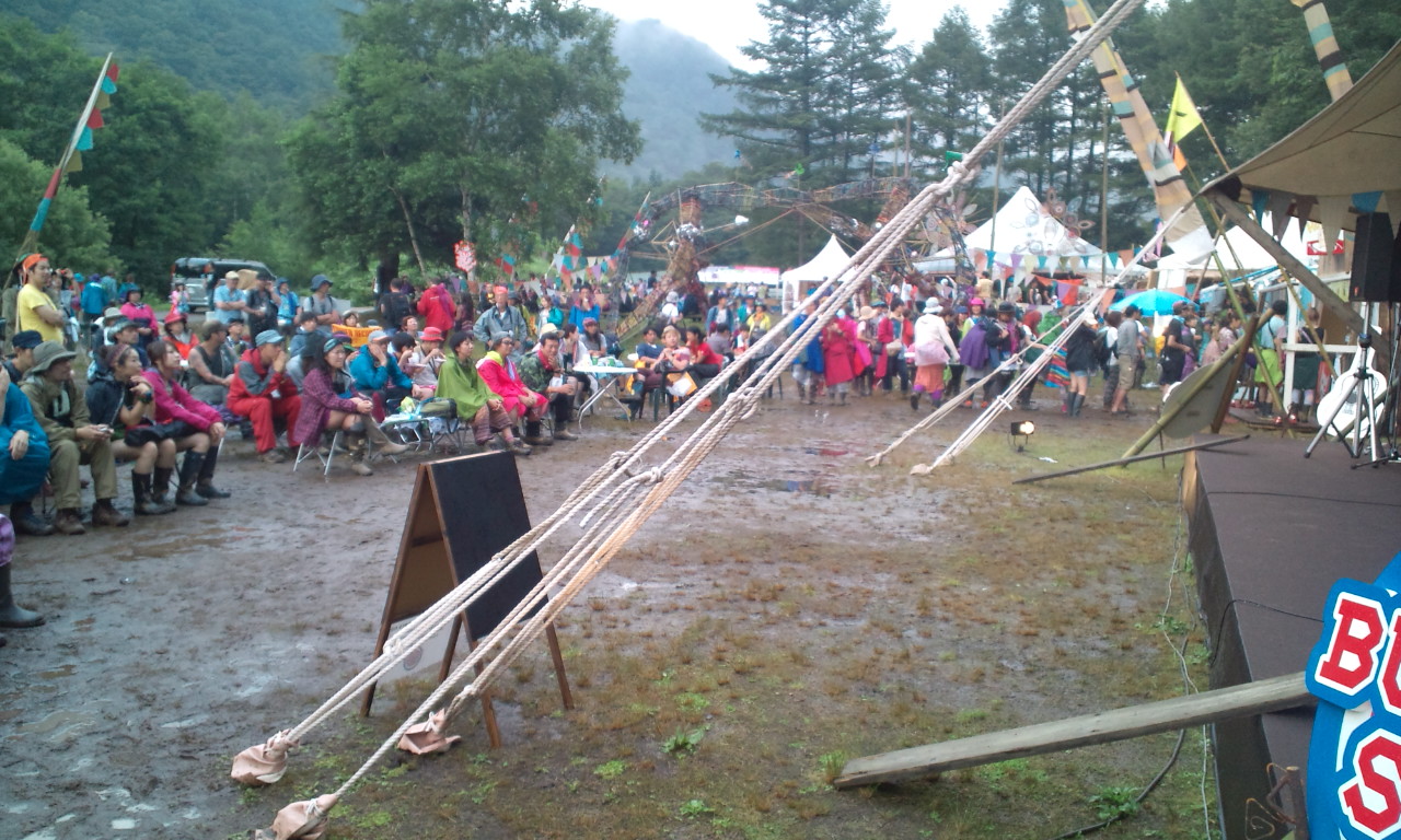 基本的にいすに座って見るステージです。