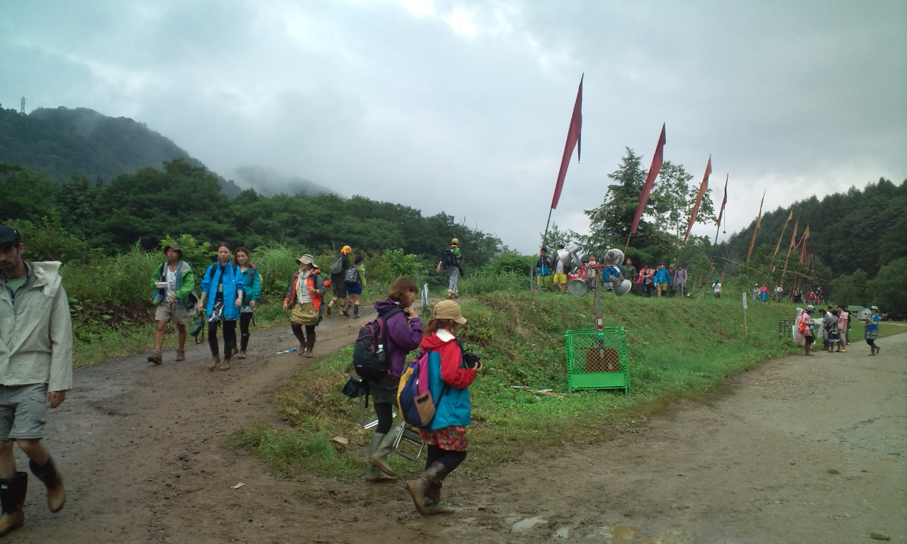 オレンジコートの外周の延長がストーンドサークルへの導線です。浅貝川の土手です。