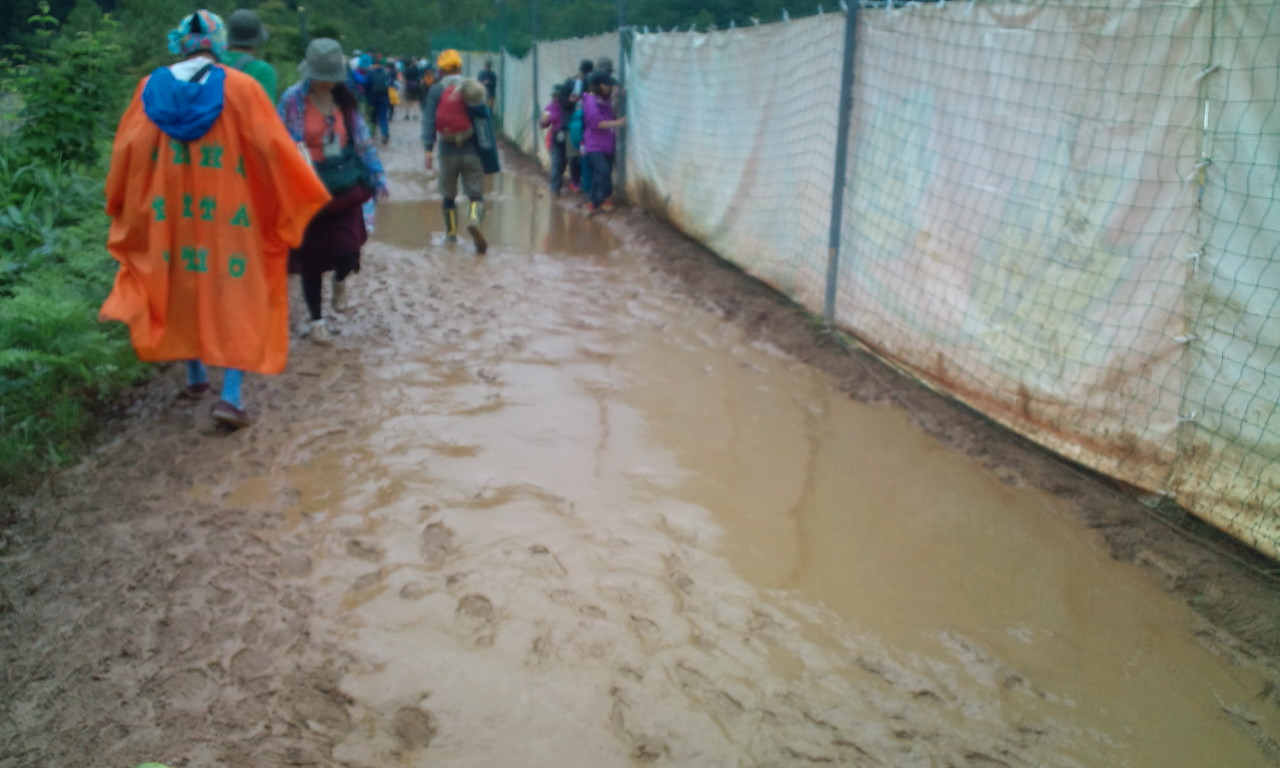 かなり深い泥道。奥に水たまりもあります。よけて通る人は靴の人です。