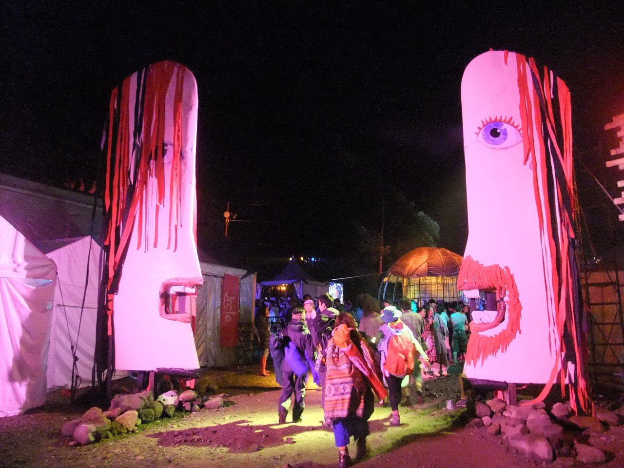 パレスオブワンダーの入り口。橋はないので通りやすくなりました。