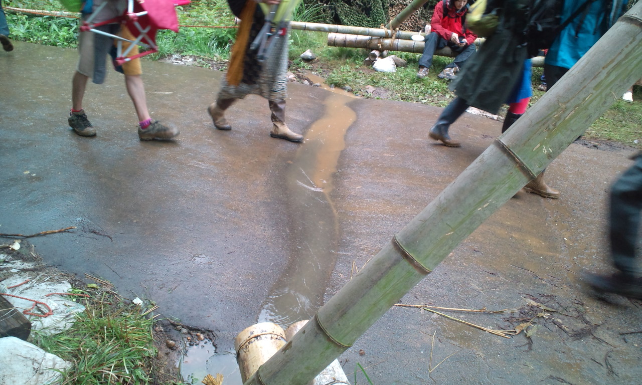 舗装してありますが雨水を流すための洗い越しになっています。