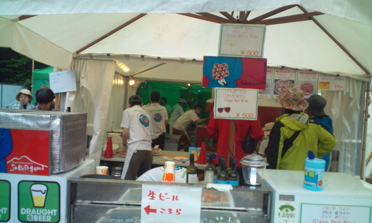 店内。窯を持ち込み。