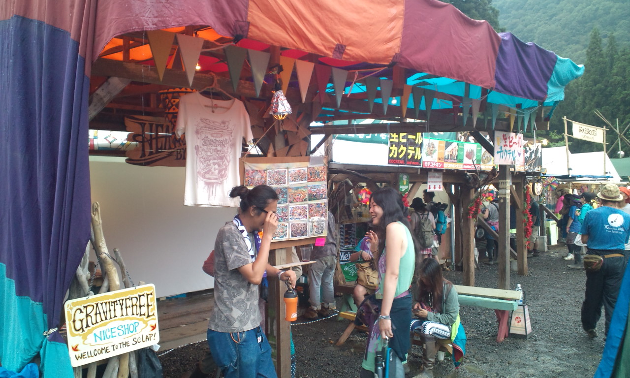 壁に絵を描く2人組グラヴィティフリー。。