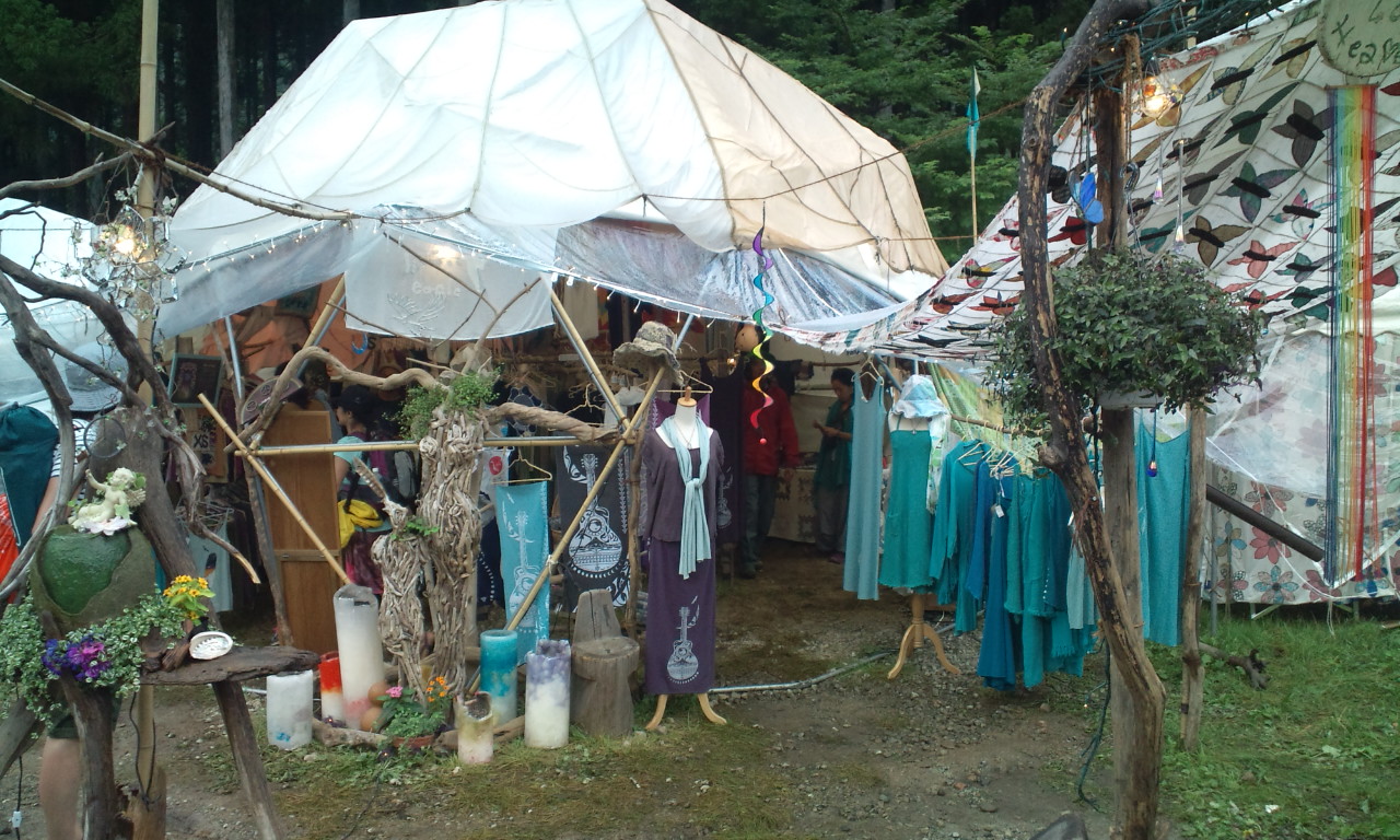 今年は雨が多かったので外に商品を出す機会は少なかったと思います。