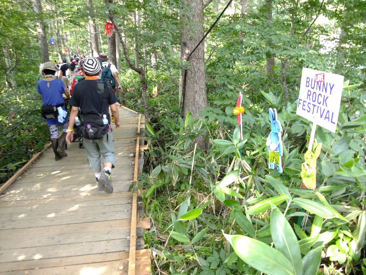 フィールド・オブ・ヘブン、オレンジコート行きのボードウォーク。