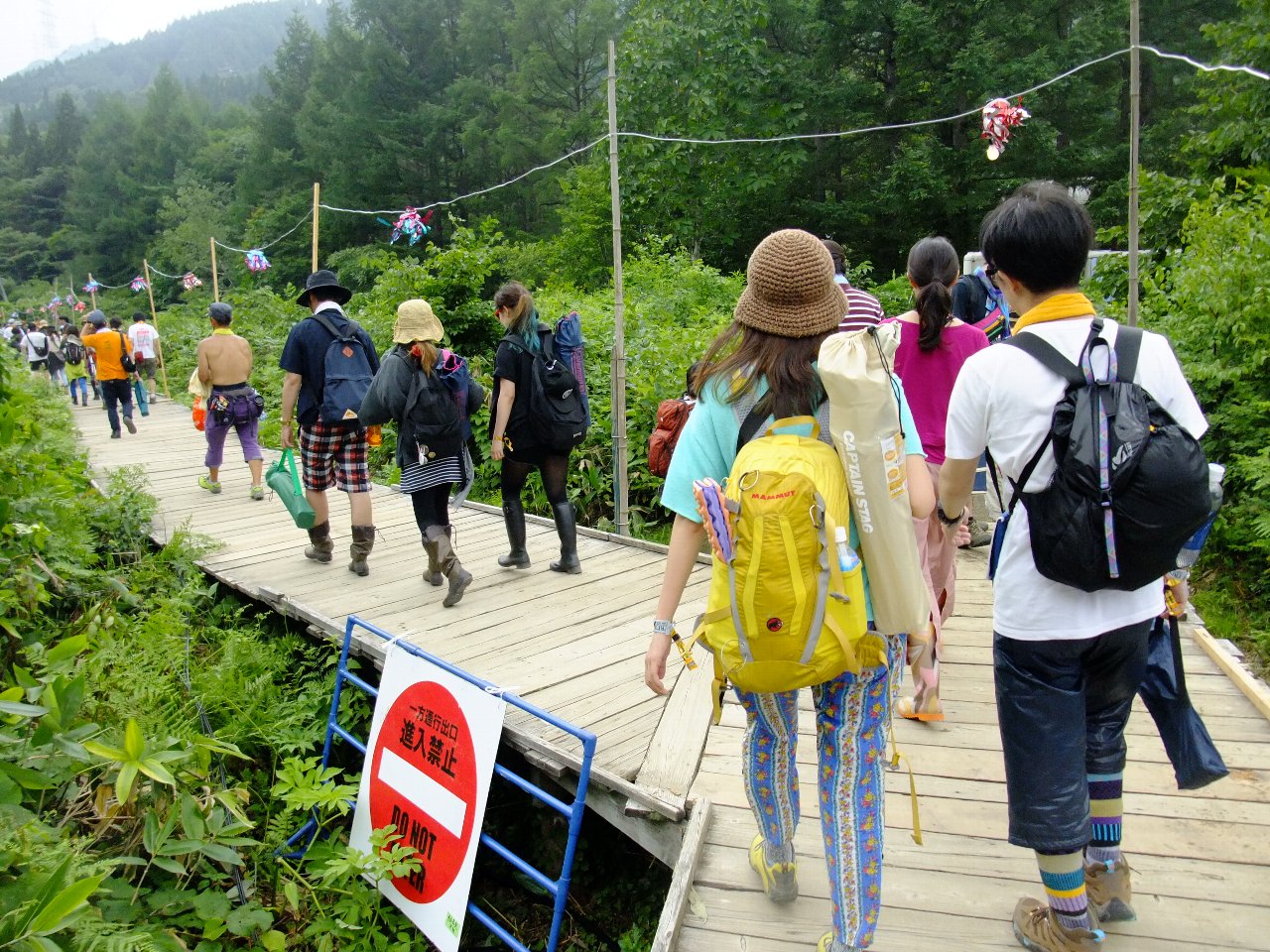 グリーンステージ行きボードウォーク。
