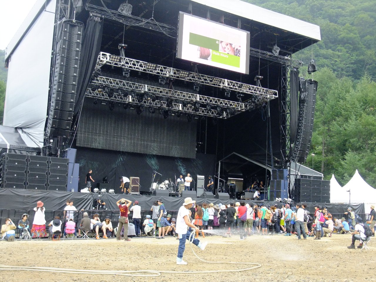 晴れていて、散水しているときもありました。