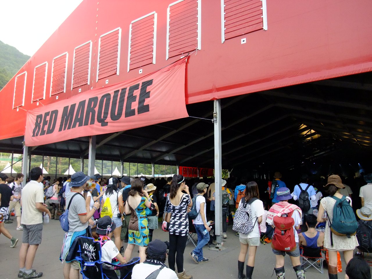 レッドマーキーの後方。