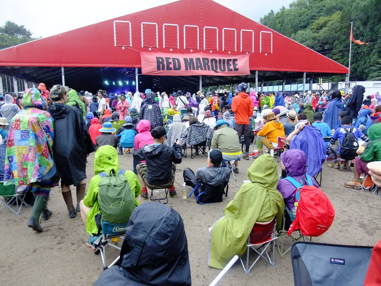 雨が降ってくると客はカラフルです。