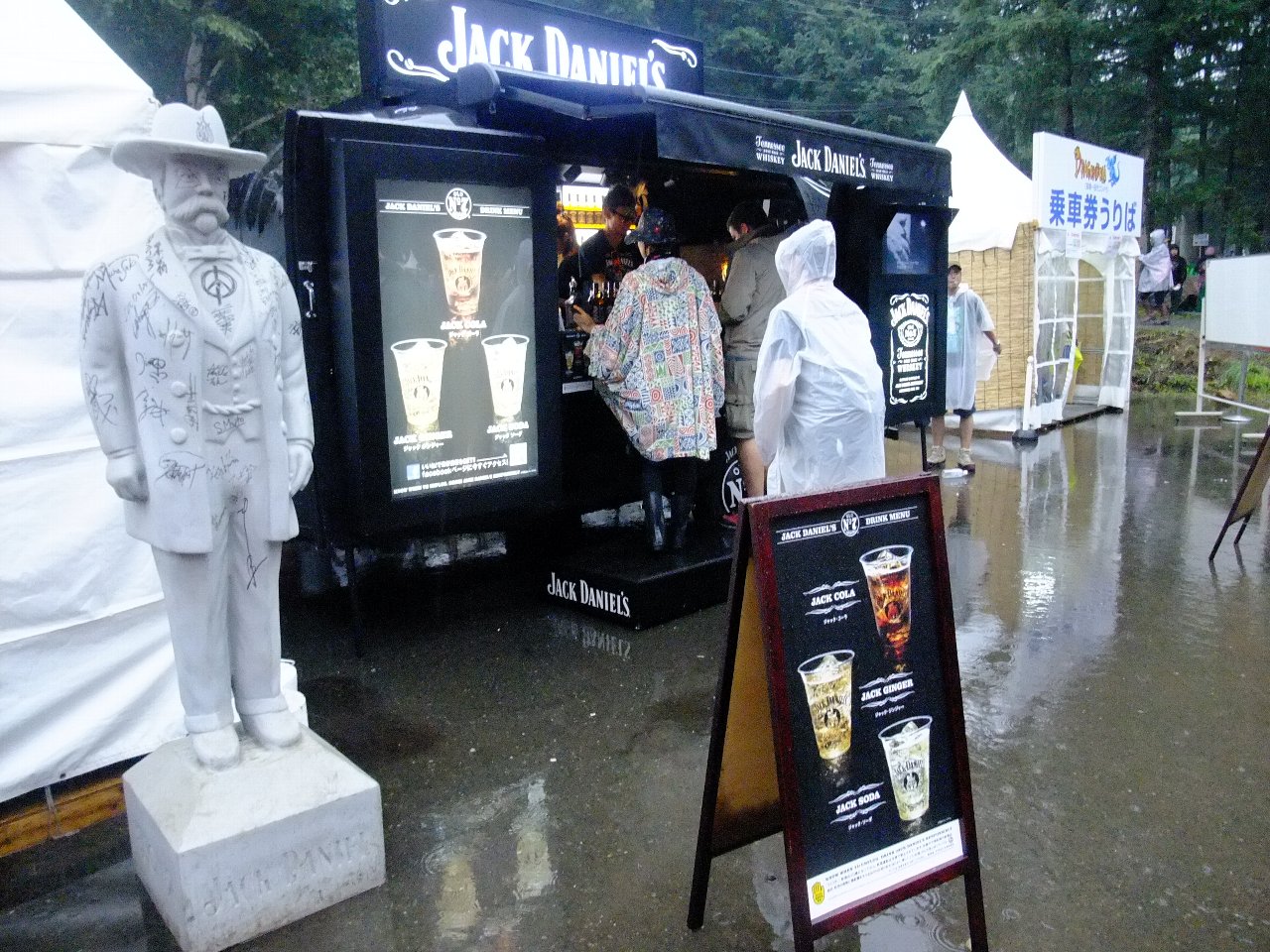 ジャック・ダニエルの店。ジャック・ダニエルの像にサイン多数。