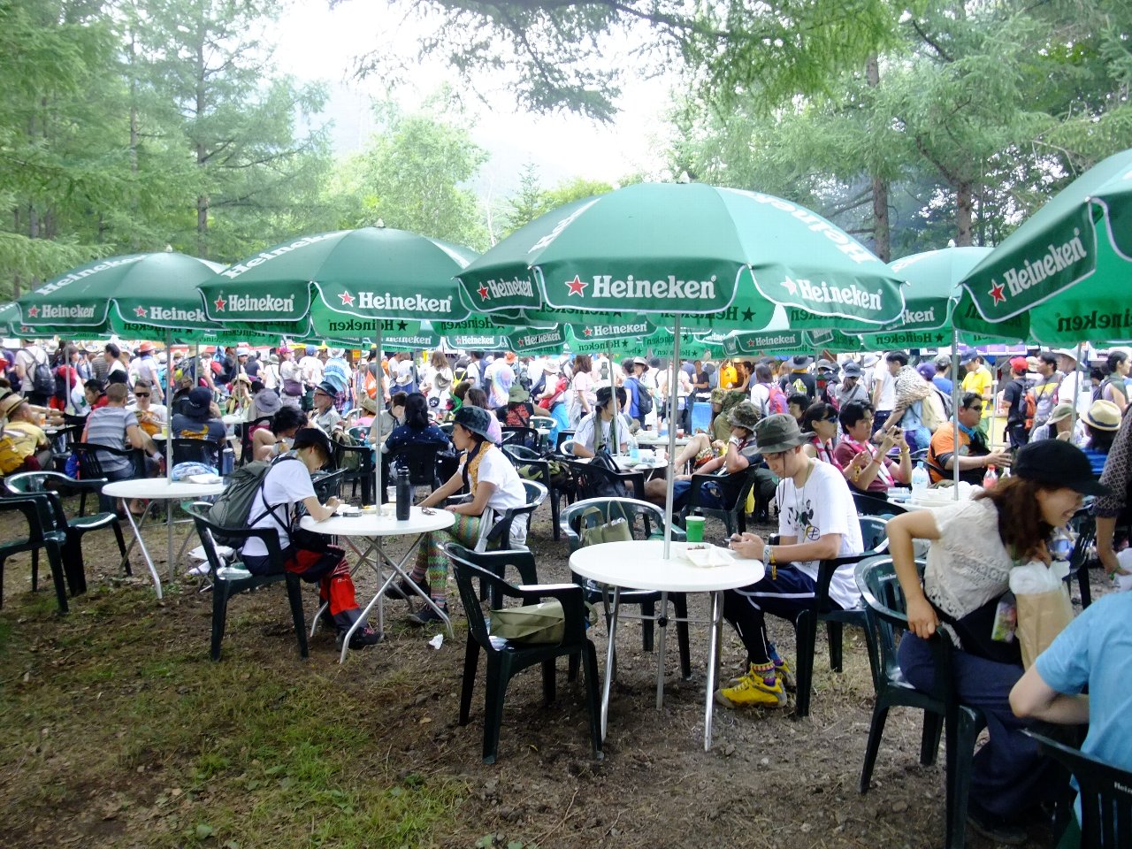 ハイネケンの傘つきテーブル。