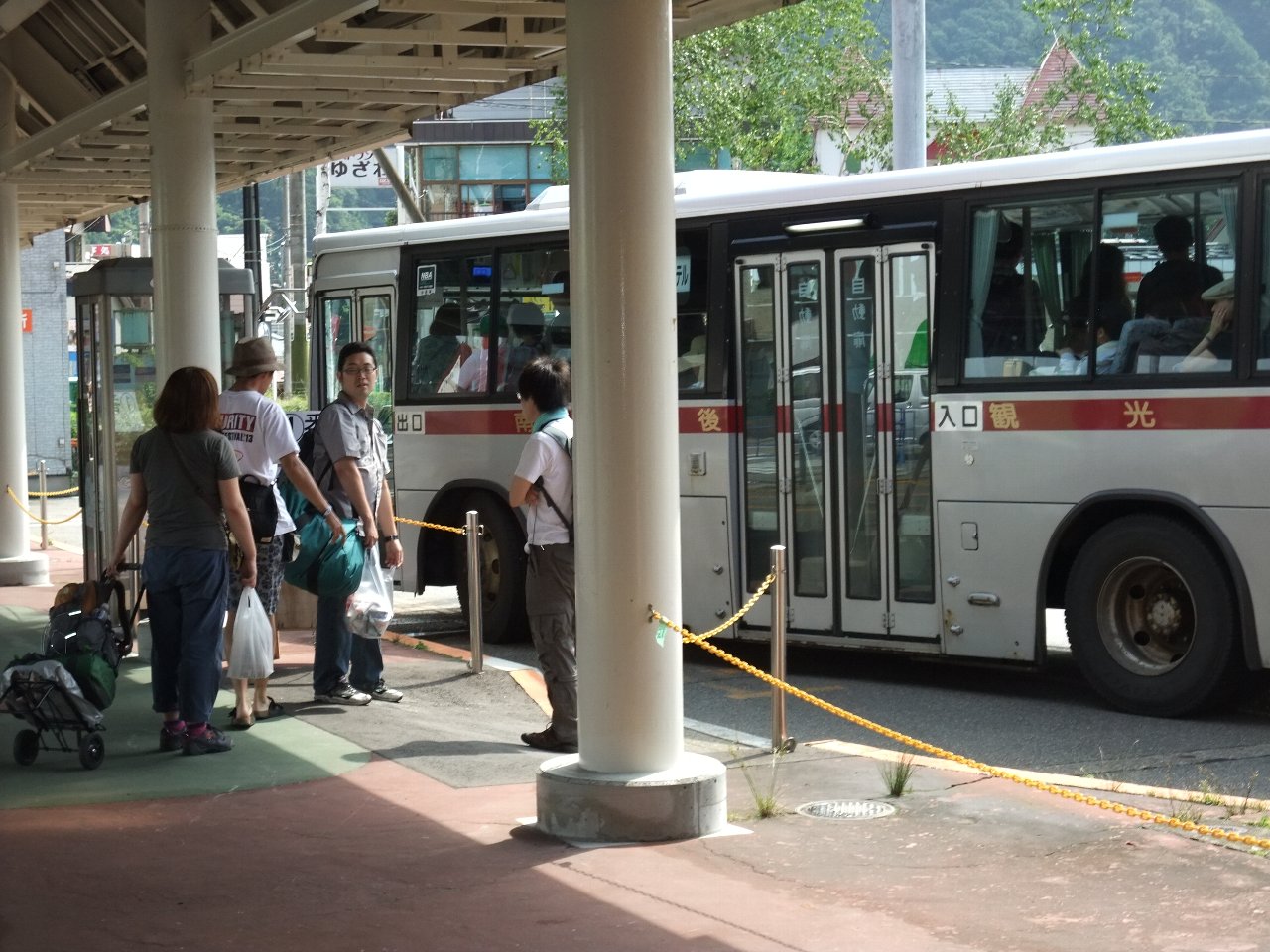 苗場プリンスホテル行きバスが発車するところ。