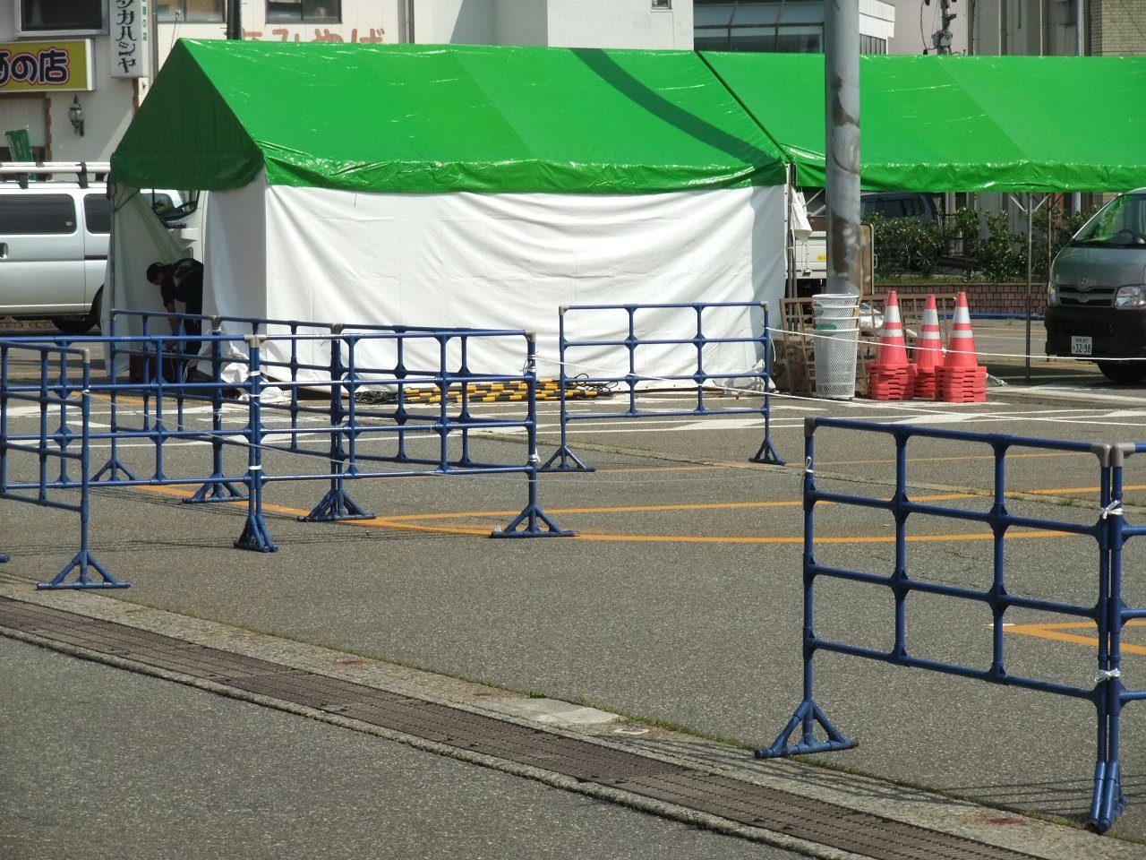 スタッフ用のテントは設営中でした。