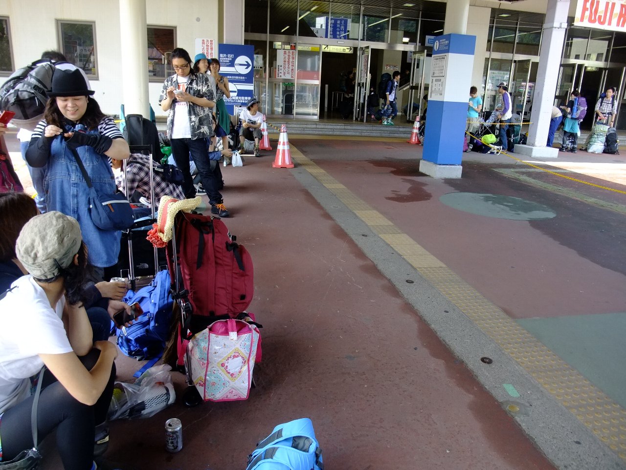 木曜日午前9時40分ごろ。