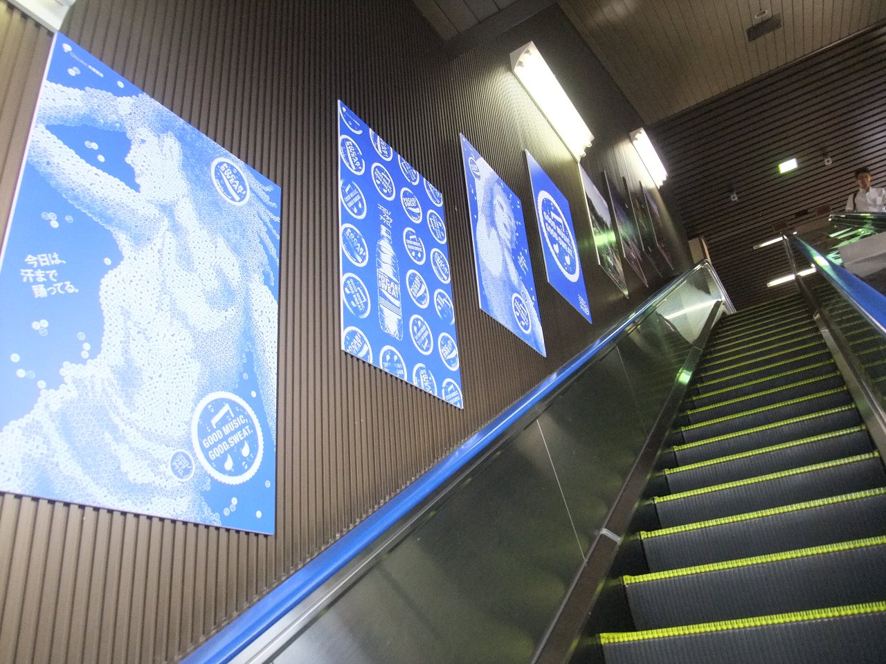 絵はペットボトルのふたで描いています。