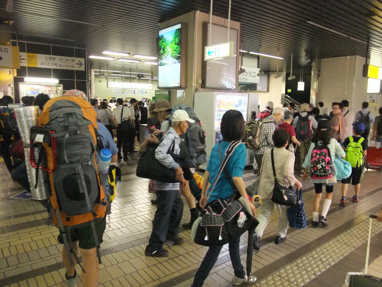 越後湯沢駅。木曜日午前9時ごろ。フジロックの客ではない人もかなりいます。