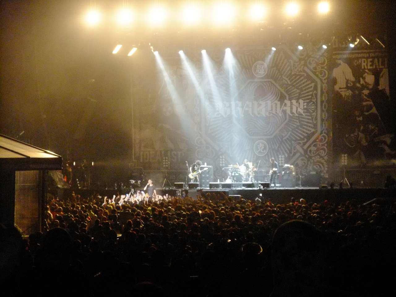 ブラフマン。ボーカルが客席に入っています。