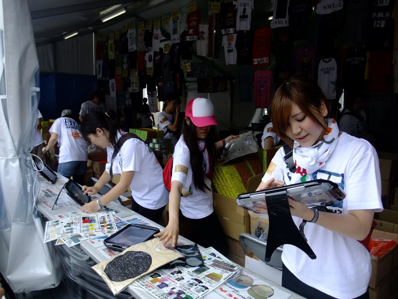 販売員はタブレット対応になりました。時代は進んでいきます。