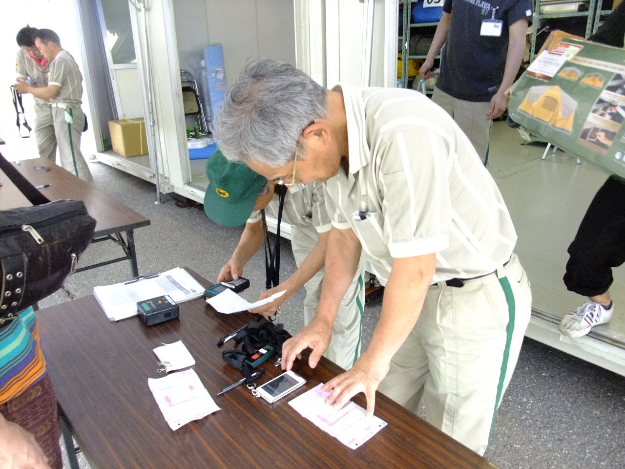 荷物の確認はスマートホンで行っています。