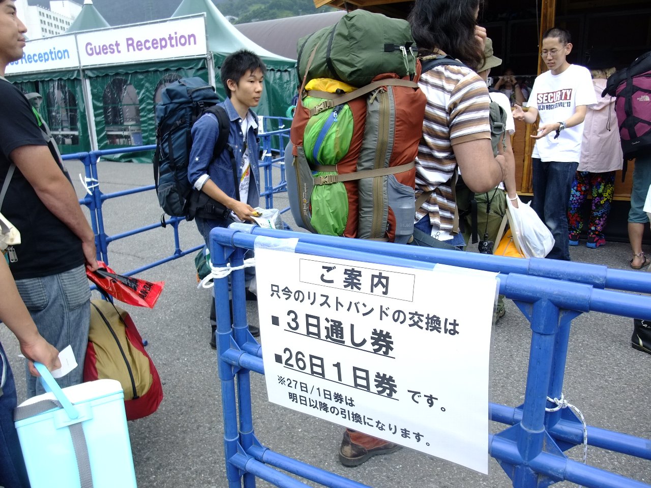 木曜日のリストバンド交換は通し券と金曜日の1日券。土曜日や日曜日の1日券は、コンピューター処理ならばシステム的にできなくなっているとみられます。