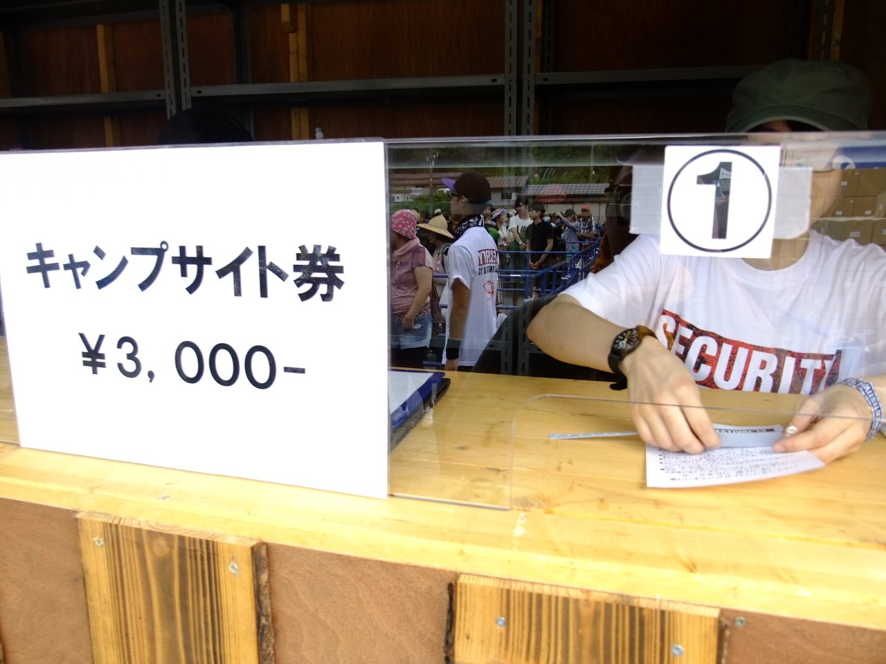 キャンプサイト券もいつも通りリストバンド交換所に隣接しています。