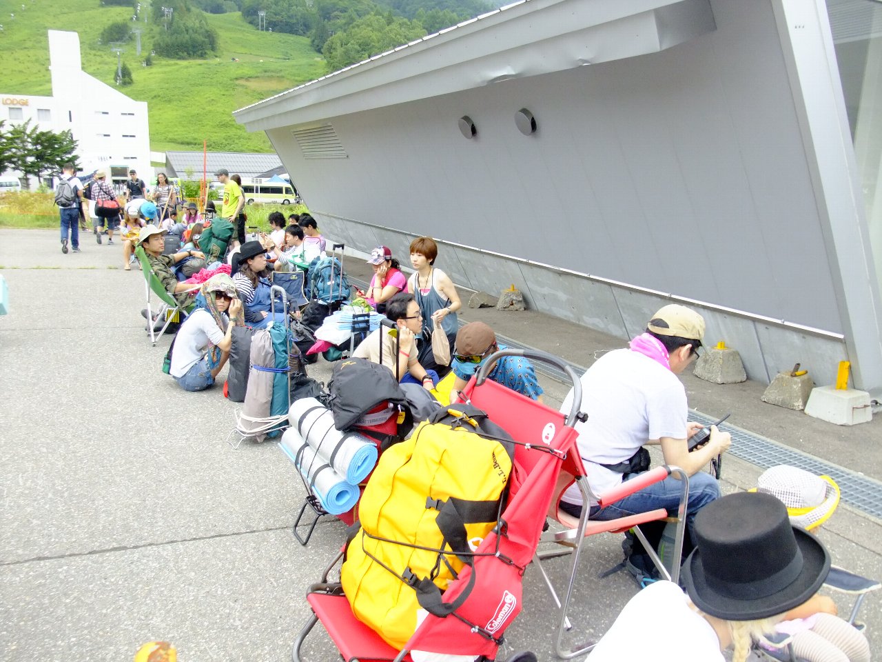 いすに座って行列。