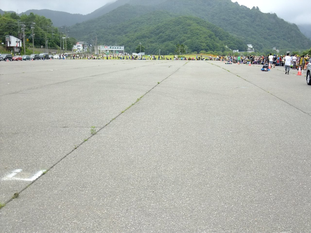駐車場を囲むように行列が長く続きます。