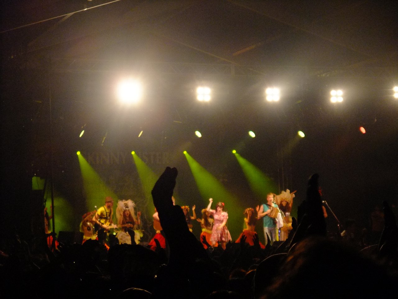 雨で櫓のサンディーのフラダンスが中止になったので、レッドマーキーのライブに飛び入りしています。