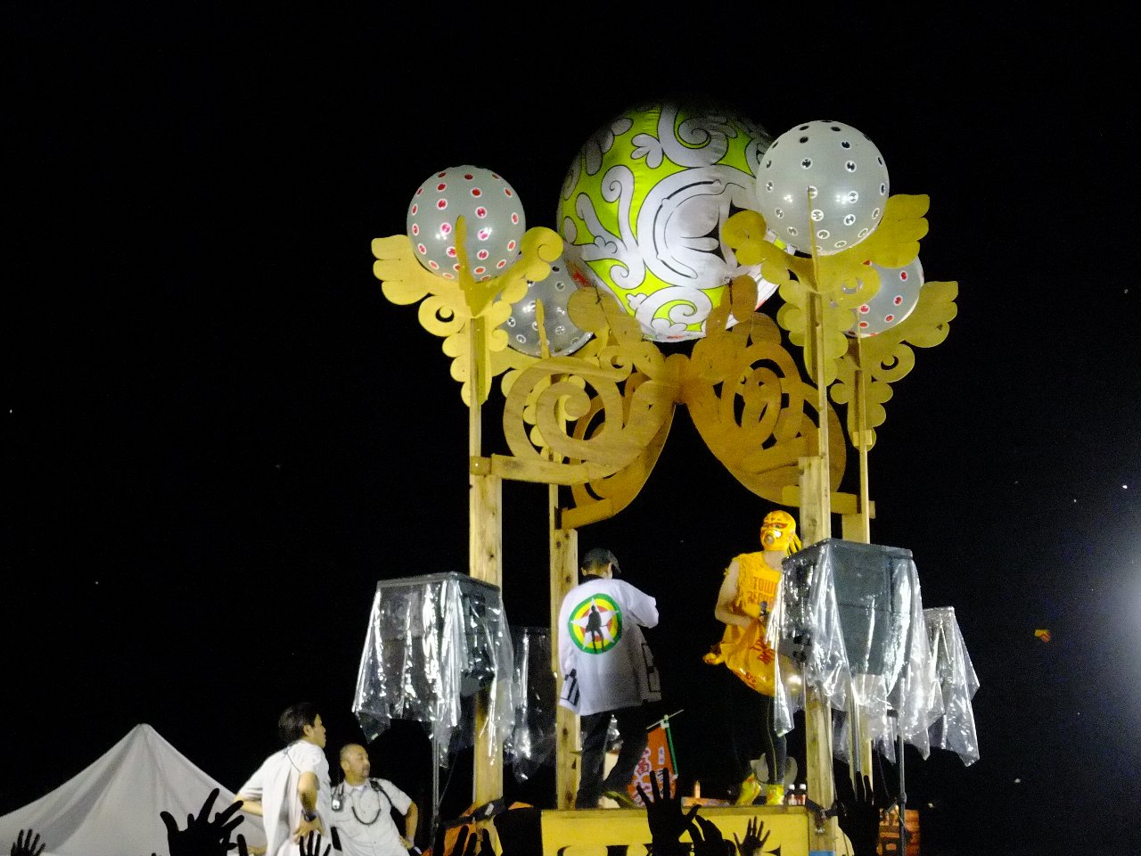 抽選会のプレゼントが中止になり、花火のあとでタワーレコードグッズを投げるタワーマスク。