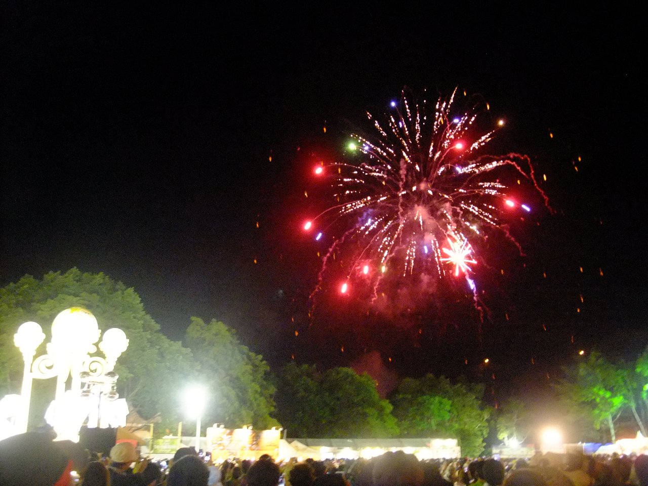 花火は定刻通り打ち下げ。