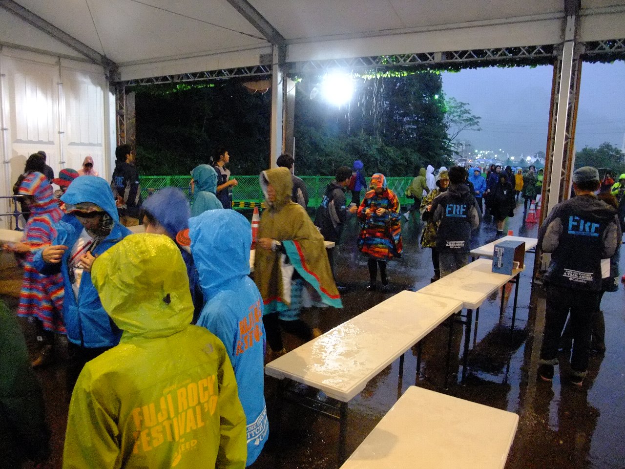 大雨での前夜祭。
