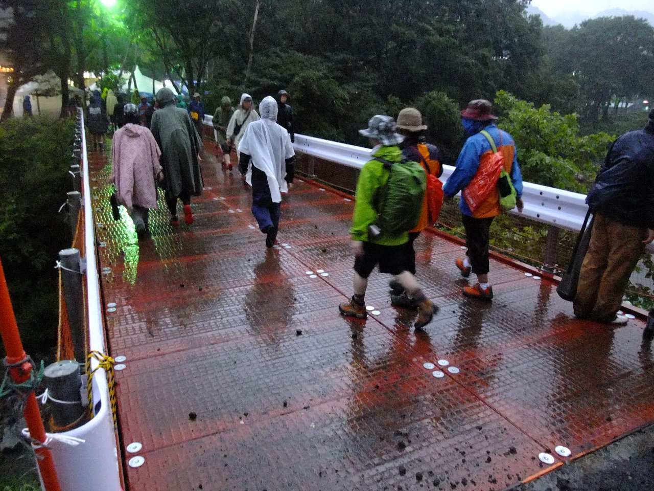 オアシスエリアへの仮設橋。今年から幅が広がりました。