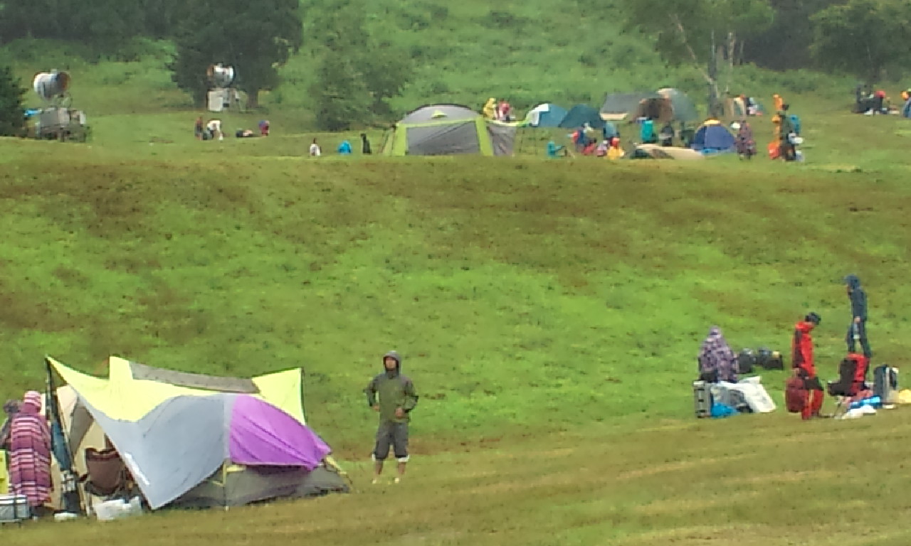 テント撤収時に雨が降っている場合、あらゆる物が水濡れすることを覚悟しなければなりません。