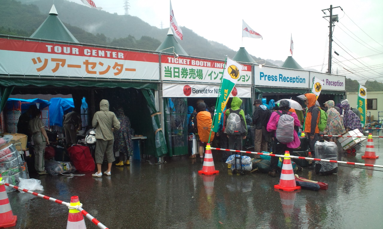 当日券売り場等のテントを利用してヤマト運輸の宅配受付を行っています。