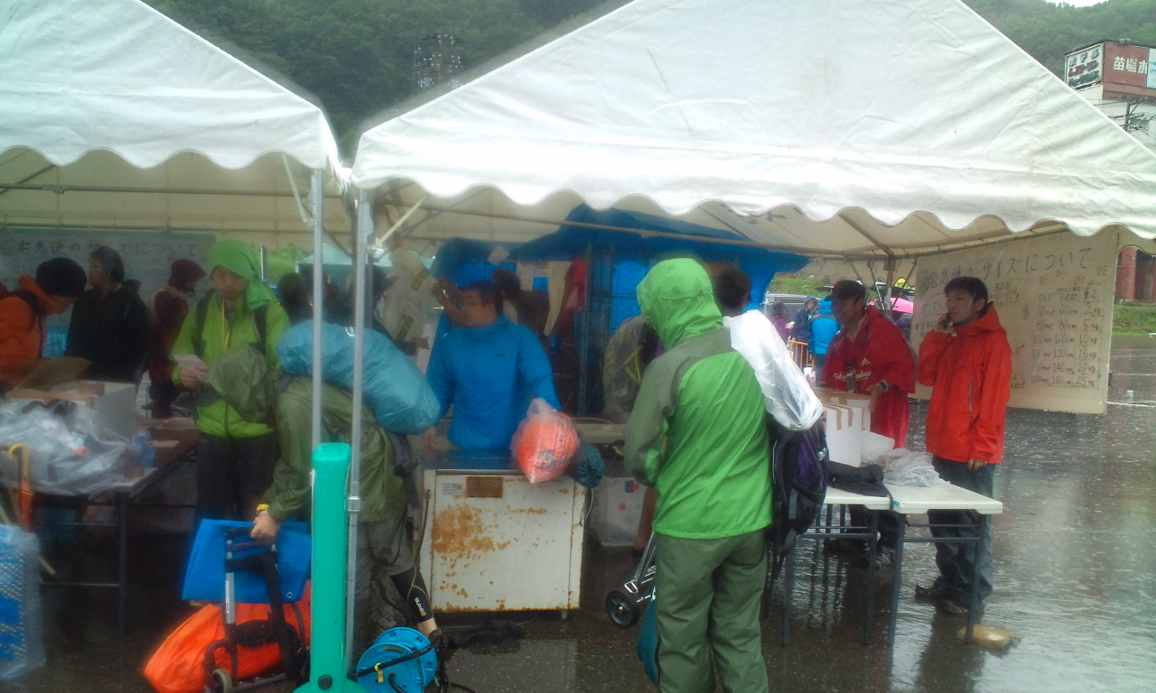 荷物の固定、梱包も可能。機械も準備されています。